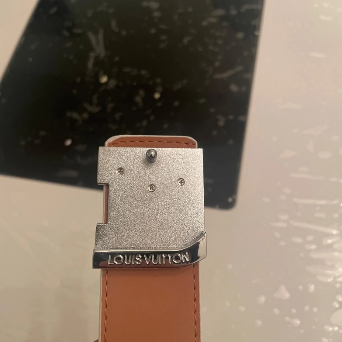 Vit L-/V skärp med silverdetaljer - 2