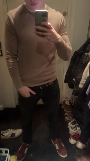 Beige merinoulltröja från Uniqlo - Säljer en stilren beige tröja från Uniqlo i mjuk merinoull. Inga defekter alls. Snygg till vintern. Det är bara att höra av sig vid några funderingar. Den är xs men sitter mer som s eller medium  