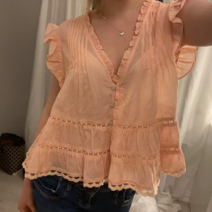 Gullig blus - Så gullig rosa blus från hm! Har lappen kvar och är helt oanvänd, storlek s, passar mig som vanligtvis bär xs/s. 