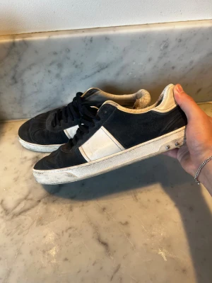 Valentino flycrew skor - Tja, säljer nu mina feta flycrews. Det finns små defekter här o där, den största är vid hälen på den högra skon (bild 4). Det saknas dessutom totalt 5 spikar, annars är de super fräscha med massor av liv kvar. Nypris 6000kr. Hör gärna av dig vid minsta lilla fundering 🙌