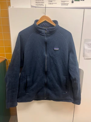 Patagonia Blå Fleecetröja - Hej! Säljer nu denna väldigt snygga Patagonia tröjan. Storlek L Färg: Blå Skick: Använd men i fint skick.    Skickas spårbart eller hämtas upp efter överenskommelse. Vid intresse – hör gärna av dig.  Skriv vid frågor eller ifall du vill ha fler bilder:)