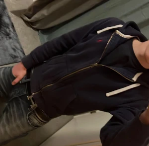 Mörkblå Ralph Lauren zip hoodie - Mörkblå äkta ralph lauren full zip. Köpt på Zalando för 2500, storlek S passar även M. Bara att kontakta vid frågor. Priset ej hugget i sten