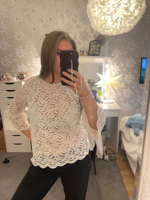 Spetstopp med volangärm - Superfin tröja, inga tecken på användning. Köpt på sellpy