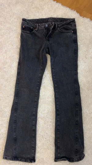 Ginatricot lågmidjade jeans  - Säljer mina mörkgråa ginatricot bootcut jeans med fina mönster på bakfickorna. Jeansen är lågmidjade och storlek 38💘