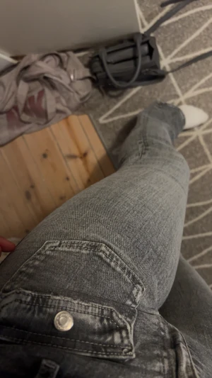 Gråa jeans gina young - Säljer ett par gråa bootcut jeans från gina Young med två snygga fickor där fram. Storlek 170 och kommer inte till användning. 