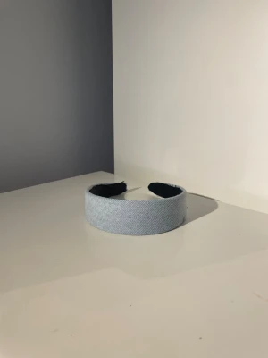 Diadem💙 - Ljusblått diadem av återvunna jeans, med silke inuti!💙 Diademet är ca 12 cm diameter🌟