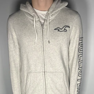 Hollister hoodie - Säljer en riktigt snygg och trendig Hollister hoodie i fint skick, storlek S, vid frågor är det bara att skriva //Gramenti