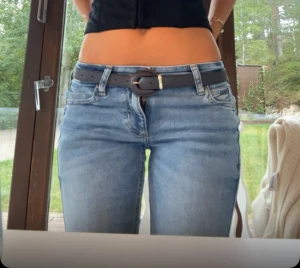 Ljusblå bootcut jeans från Lee - Snygga ljusblå jeans från Lee med låg midja och bootcut. Perfekt för dig som gillar en avslappnad men trendig look.