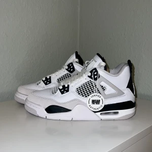 Äkta nya Jordan4 retro military black strl 36,5 - Nya, oanvända Jordan 4 retro military black,storlek 36,5. Pris kan diskuteras. Testade och var för små därför säljs de. Kostar runt 4000-5000 på nätet. Kan skicka fler bilder om så önskas. 