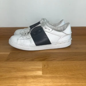 Valentino Open - Snygga Valentino Open. De har en öppning på sidan av höger skon som går att fixa med rätt lim (fråga efter en bild på den) Tyvärr ingår ingen box eller kvitto så kan inte säkerställa att de är 100% äkta. Tvättas innan de postas. Skriv för fler frågor och funderingar. Pris går såklart att diskuteras🙌 