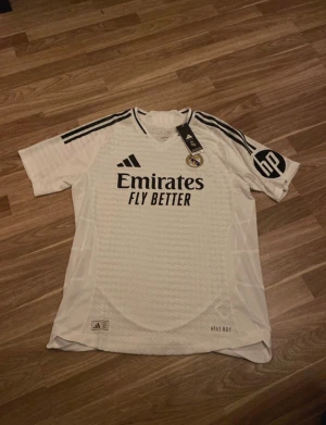 Real Madrid tröja  - En Ny Real Madrid tröja i player verision som är helt oanvänd och 100% Äkta. Storlek L och skicket är 10/10