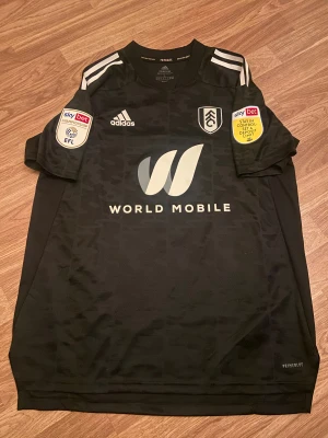 Fullham tröja - En Fullham tröja i fint skick med championchip patches på. Skick 9/10