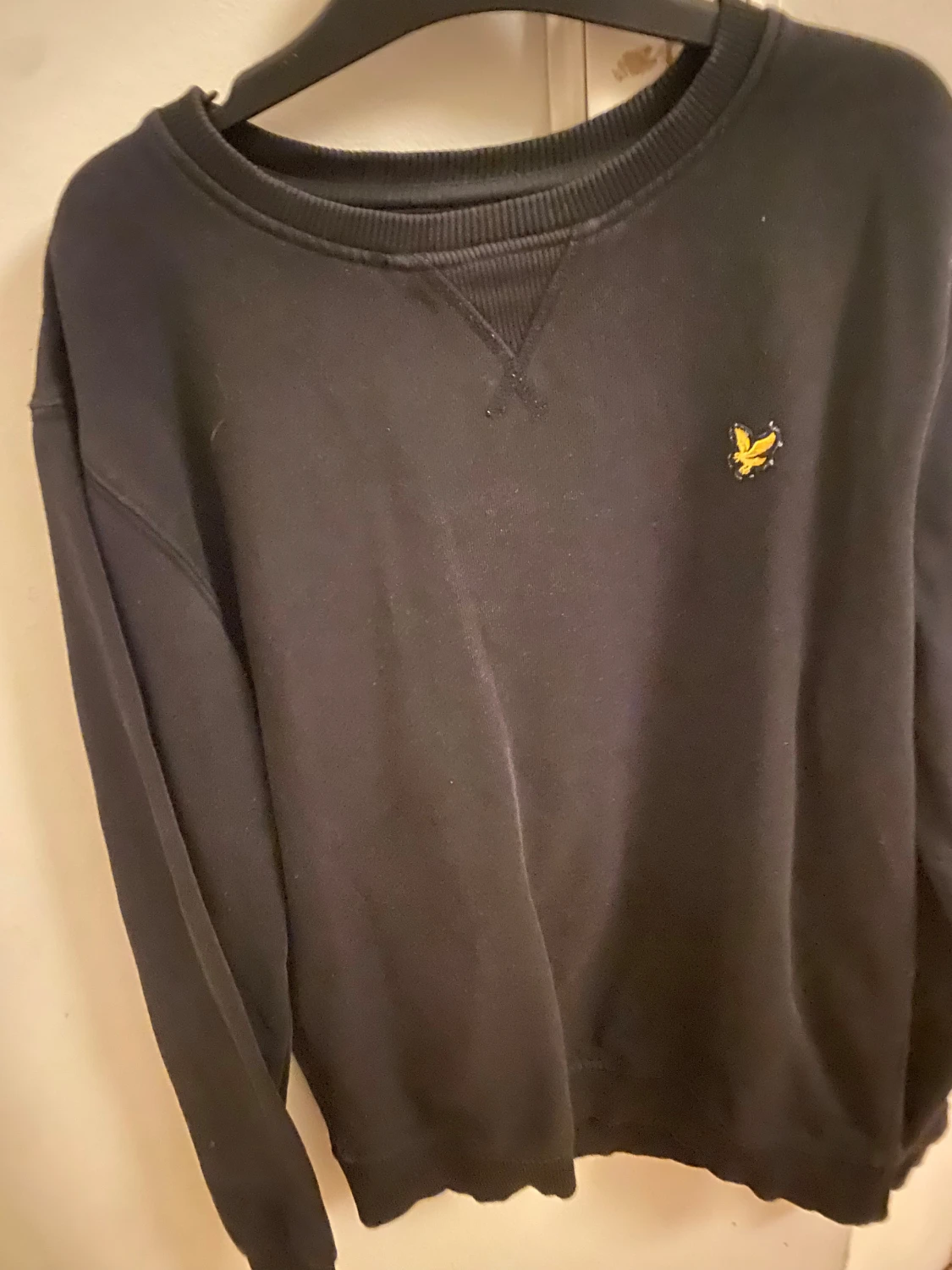 Svart sweatshirt från Lyle & Scott