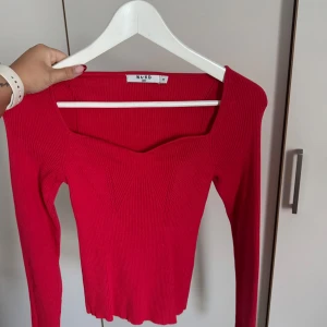 Tröja topp - Röd topp från Gina. Aldrig använd 