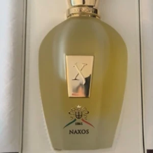 Xerjoff Naxos - Lyxig parfym från Xerjoff, Naxos 1861, levereras i originalbox. Perfekt för dig som vill sticka ut med en exklusiv doft. Ca 90/100 ml kvar. Lyxig och elegant doft. Digitalt kvitto kan visas mot begäran. Givetvis äkta (fler bilder kan fås i dm). Pris går att diskutera vid snabb affär. Kan även göra byteshandel.