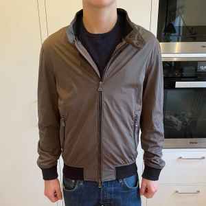 Oscar Jacobsson jacka  - En riktigt fet jacka från Oscar Jacobsson. Storlek S. Skick 9/10 inga defekter priset är ej diskuterbart. Har du några frågor kring mått osv fråga på