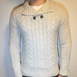 Stickad cardigan  - Säljer den här svin snygga stickade tröjan i storlek M passar nog S, tröjan är väldigt skön och bra stickad(riktigt mjuk). Den är även perfekt nu för vintern! Priset är inte fast utan går att diskutera!