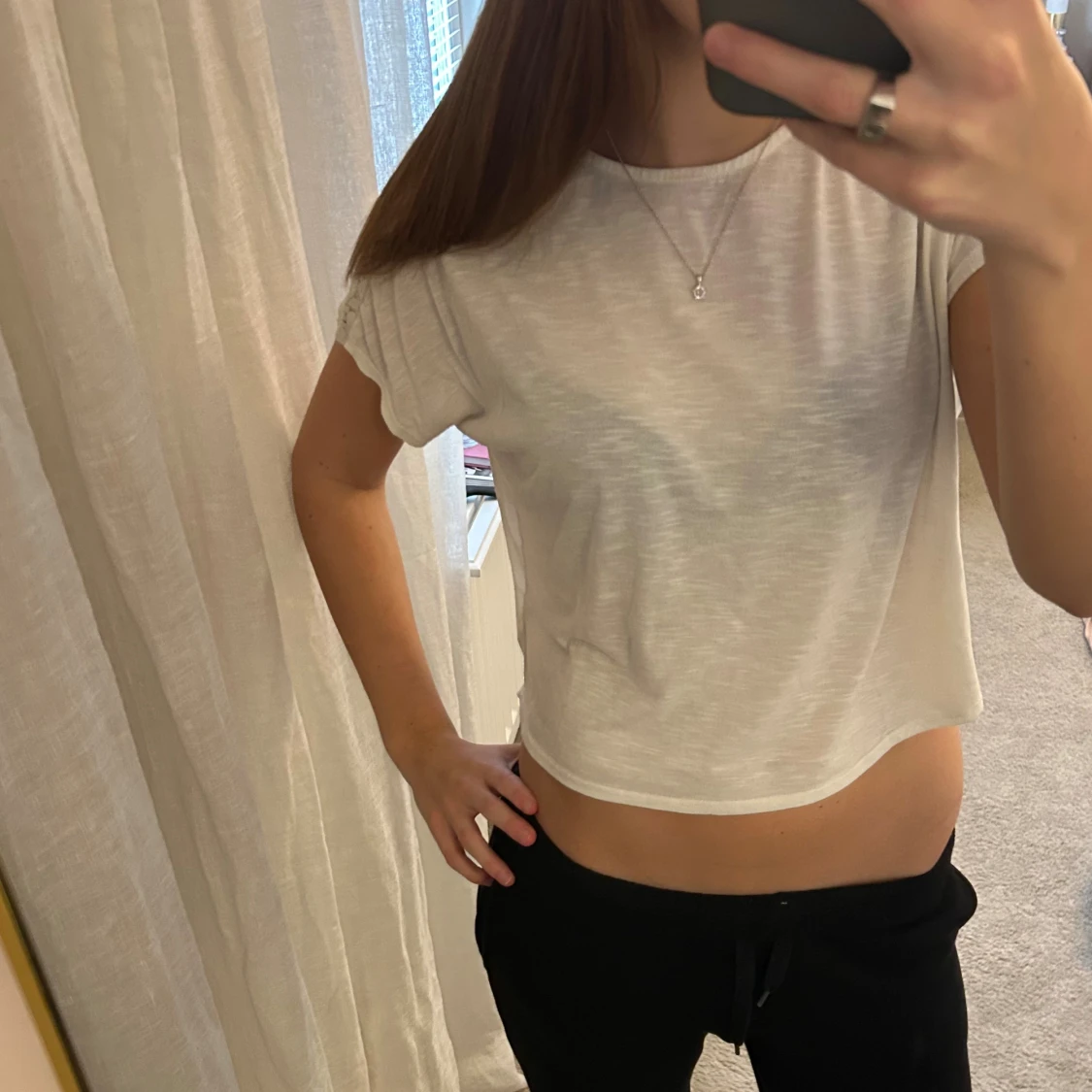 Vit croppad t-shirt med spetsdetalj