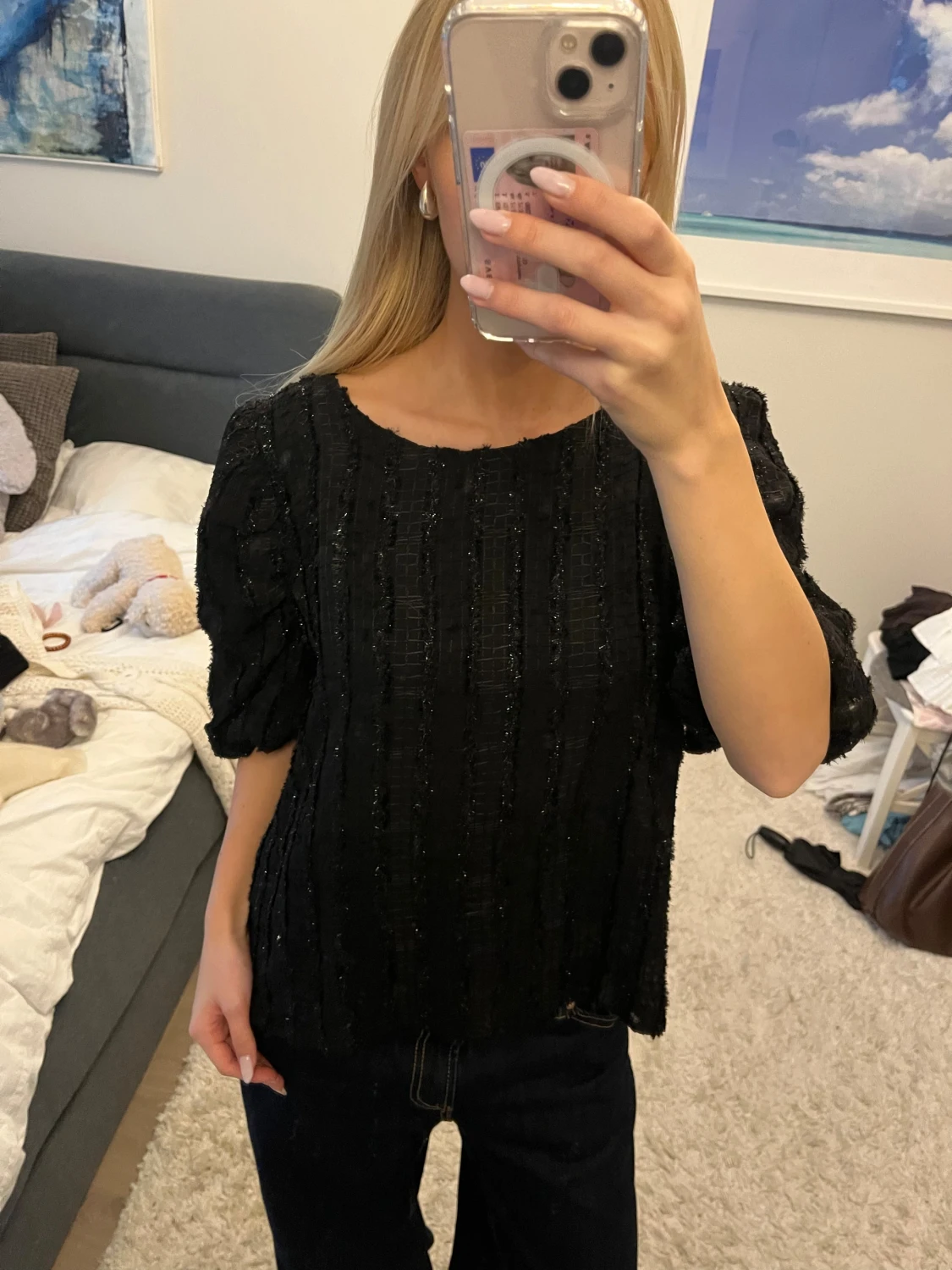 Svart glittrig blus med puffärm