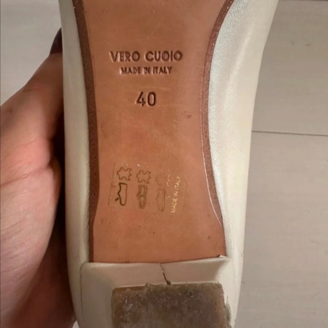 Vita klackskor med gulddetalj - 2