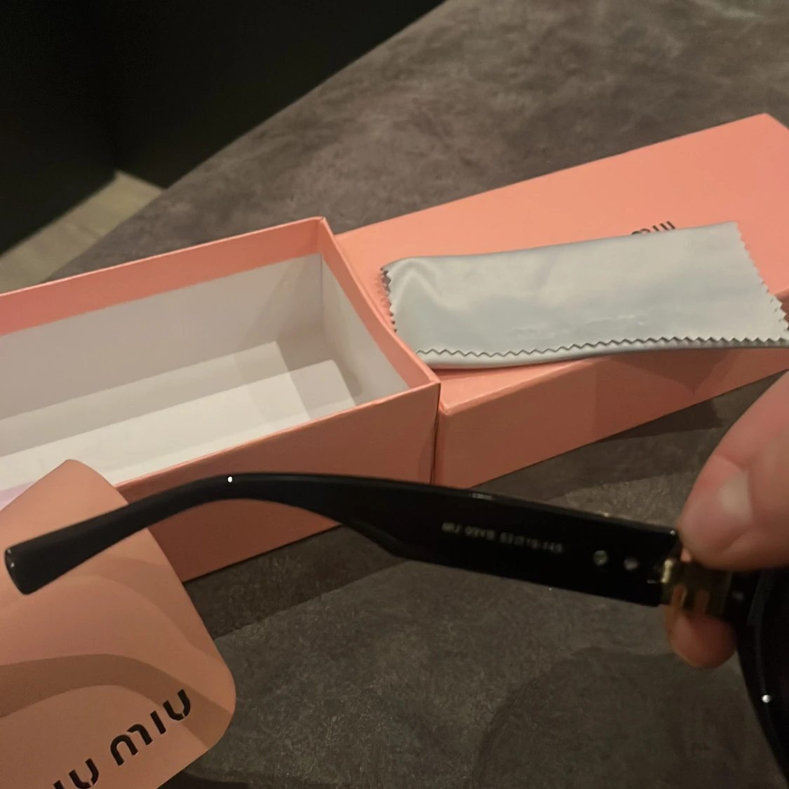 Svarta Miu Miu solglasögon med gulddetaljer - 2