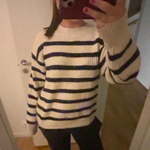 Stickad randig tröja  - Jättefin stickad randig från HM knappt använd🩷🩷🩷