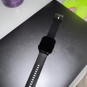 Philippe Palmer klocka - En likande apple watch fast inte med helt samma funktioner, köptes detta året men använd få gånger, har inget E sim men det får man köpa till, finns en app man kan installera till klockan, många olika funktioner, låda med bruksanvisning finns kvar