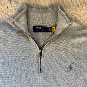 Ralph Lauren half zip - Snygg grå  Polo Ralph Lauren Mesh-Knit Cotton Quarter-zip. Strl M, mycket bra skick och inga skador. Priset går att diskutera!