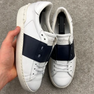 Valentino open navy - Valentino open navy | Skick 9/10 | Strl 38 | Pris 2199 kr | Tillbehör: Inget | Hör av dig om du undrar något!