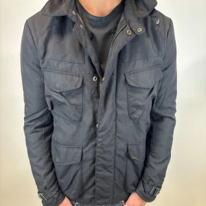 Woolrich Jacka  - Hej! Säljer nu denna väldigt snygga och eftertraktade Woolrich Fieldjacka!  Jackan är slutsåld överallt och går inte att få tag på… jackan är perfekt nu till hösten/vintern  Storlek M Ny pris: 6000 kr Säljs för: 1299 kr