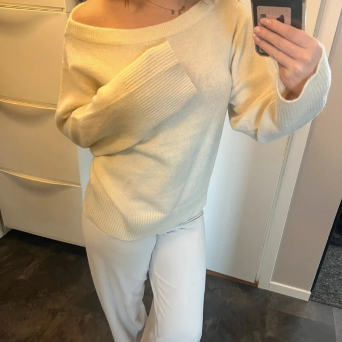 Offshoulder ljusbeige stickad tröja - 3