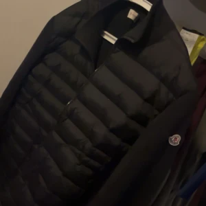 Svart pufferjacka från Moncler - Säljer min svarta moncler cardigan då den inte används längre
