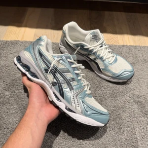 Asics gel kayano 14 - Säljer dessa riktigt feta Asics till ett dunder pris. Står storlek 48 men väldigt små i storleken så skulle säga att de sitter som 46. Innersulan är 30.5cm. Endast skorna tillkommer. Använda 2-3 gånger så i väldigt bra skick 