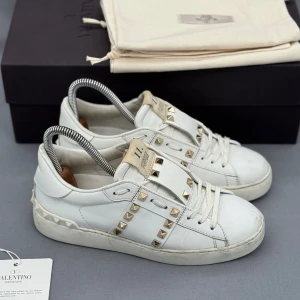 Valentino Rockstud | 37 - Valentino Rockstud sneakers | Fint skick! | Storlek 36.5 men passar 37 | Endast skorna ingår | INGA BYTEN | Fraktar spårbart eller möts upp i Täby 