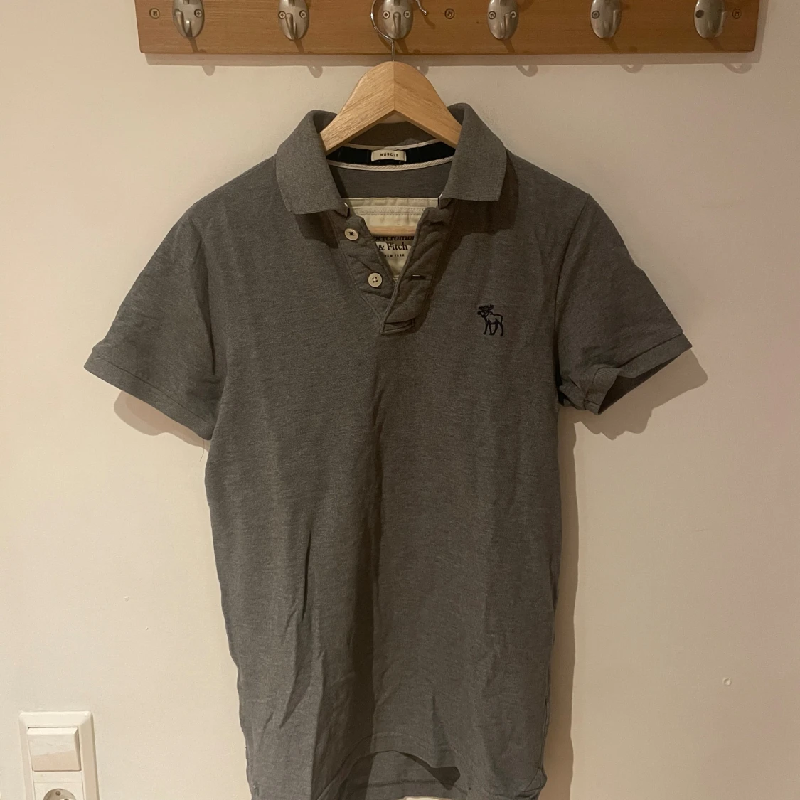 Grå piké från Abercrombie & Fitch