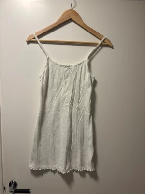 Vit kort nattlinne urban outfitters - Säljer en vit mycket kort nattlinne i mjukt tyg. Supergullig. Knappt använd