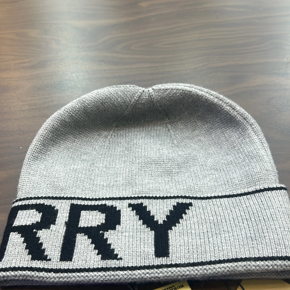Grå stickad Burberry mössa - 2