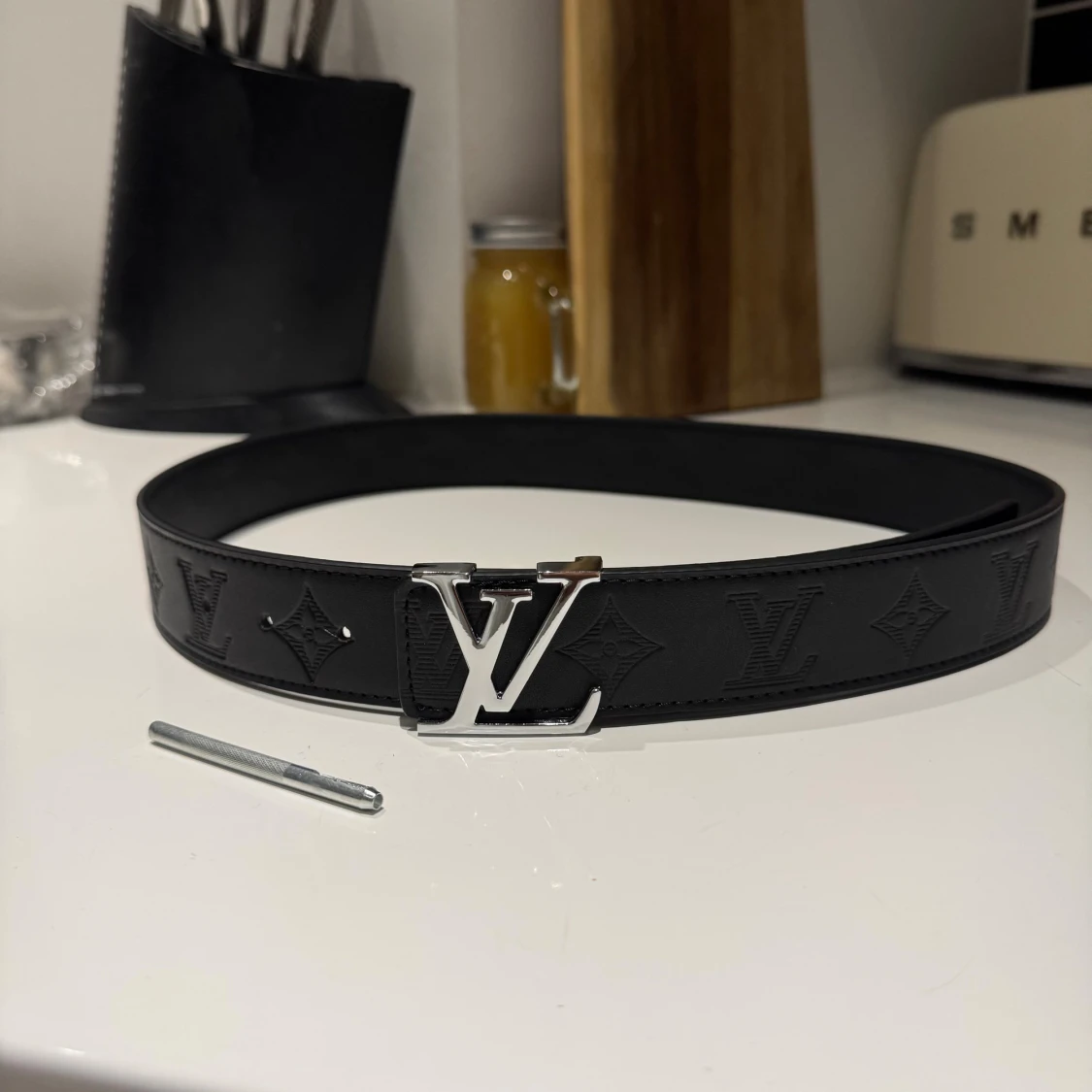 Svart L-V skärp med silverdetaljer - 4