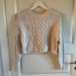 Beige stickad tröja - Beige croppad och stickad tröja