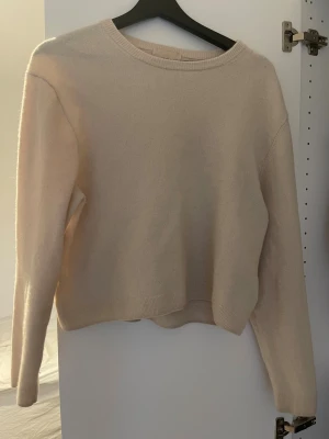 Kashmir tröja  - Jätte fin Kashmir tröja, säljer pga har för många, inga defekter mer än ett sytt hål, köpt här på vinted, använt 1 gång