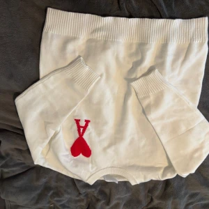 Vit tröja med ett hjärta A på - Nu säljer jag min tröja för att jag inte använder den längre lite kort i armarna men annars väldigt skönt material och bekväm tröja sjukt skön är den men lite kort i armarna bara men ingenting man stör sig på🤗