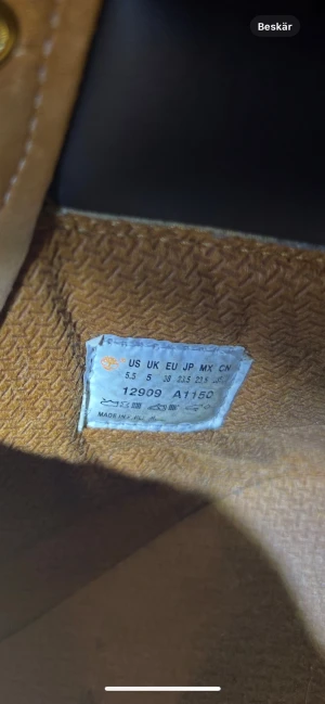 Timberland boots i beige mocka - Klassiska Timberland boots i beige mocka med robust brun sula och svart vadderad kant upptill❄️Perfekta för höst och vinter, riktigt snygga och passar till allt🍁Se bilder för att avgöra kvalitet. Fin kvalitet, lite svart smuts på tån (bild 5). Storlek 38