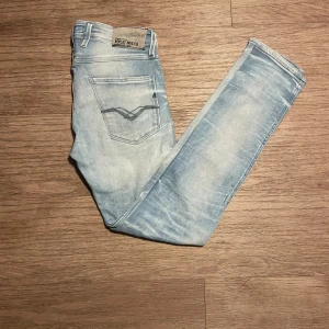 Replay Jeans W28 L32 - Snygga Replay jeans W28 L32 modellen anbass