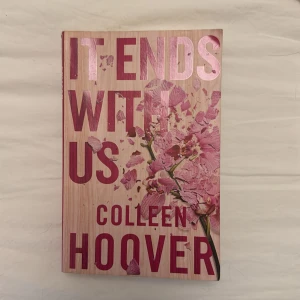 It Ends With Us - En gripande roman av Colleen Hoover med ett omslag i rosa toner och blommotiv. Perfekt för dig som gillar starka berättelser om relationer och känslor. En modern favorit bland unga vuxna och ungdomar.