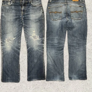  Nudie Jeans - dry Japan  - Sjukt snygga Nudie-jeans med naturliga slitningar som gör dem extra unika och fina. Tillverkade i högkvalitativt japanskt rådenim (ej selvedge), men med samma känsla och struktur som Nudies premiumtyger är kända för.  Storlek: W32 L36 Benlängd: Uppsydda till ca 96 cm Modell: slim Jim (straight/slim fit) Passar perfekt för dig som vill ha ett par karaktärsfulla jeans med snygga fades.  Vid frågor är det bara att skriva! / Mvh FABIANFASHION