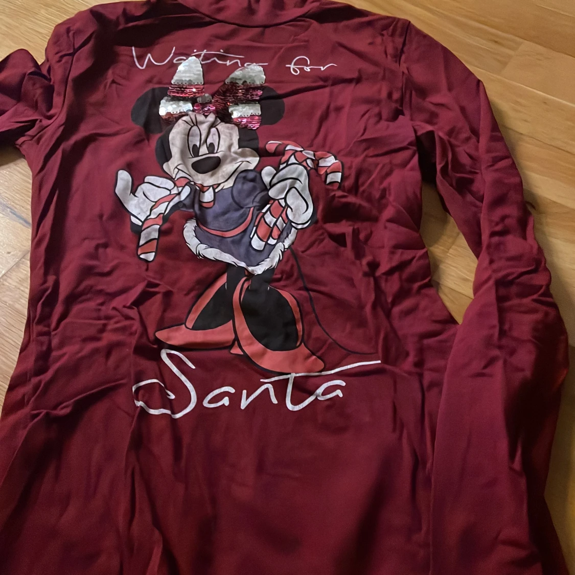 Vinröd Disneyklänning med Minnie Mouse - 1