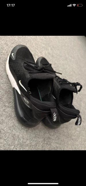 Nike 270 - Svarta Nike Air 270 sneakers med vit sula och tydliga Air-detaljer på skorna. Skorna har inga hål och är som helt nya pris kan diskuteras vid snabb affär. Storlek 42,5