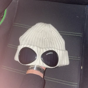 Cp company mössa  - Säljer min cp mössa för den inte kommer till användning, köpt på cp company hemsida för 1300 kr. Litet hål men funkar som vanligt 