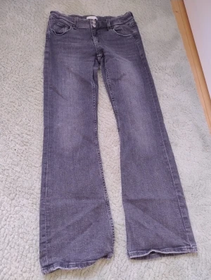 Mörkgrå bootcut jeans från Gina Tricot  - Superfina mörkgrå bootcut jeans från Gina Tricot young i storlek 164, vilket motsvarar ungefär xs/s. Superfina fickor där bak som går att stänga. Jeansen är sparsamt använda och finns inte längre på Ginas hemsida.