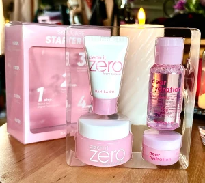 Banila CO Skin care Starter kit! - Banila CO Skin care Starter kit med Clean it Zero foam cleanser 8 ml, Original cleansing balm 25 ml, Dear Hydration Skin softening toner 30 ml & Water barrier cream 10 ml. Kommer i fin presentförpackning och är perfekt som julklapp. Nytt och oanvänt.